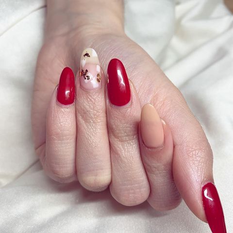 red nails with neutral accents